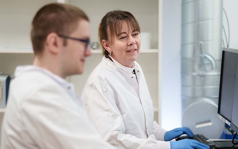 alphalyse-scientists-using-hcpedia Janne and Dean working in laboratory