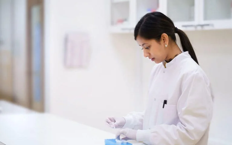 laboratory-worker-768x480.jpg Alphalyse HCPedia
